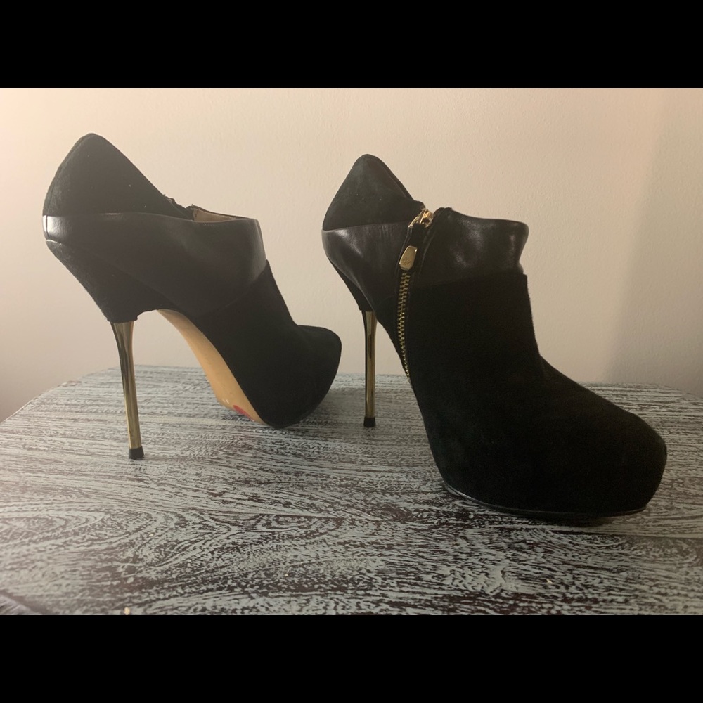 Booties: Leather and Suede. Zara